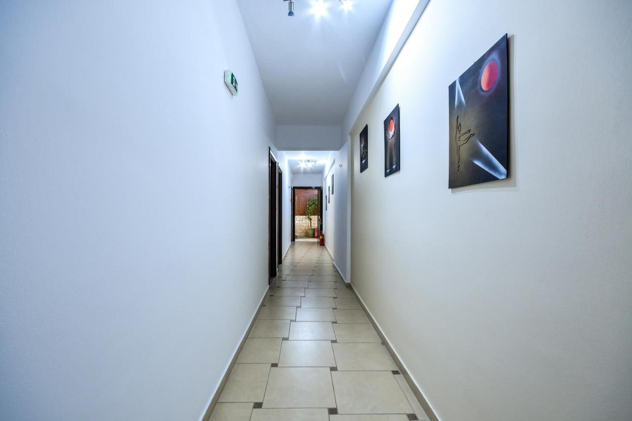 Avra 3*